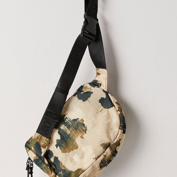 NWOT Free People Movement Quilted Printed Sling Bag-camo - Picture 2 of 6